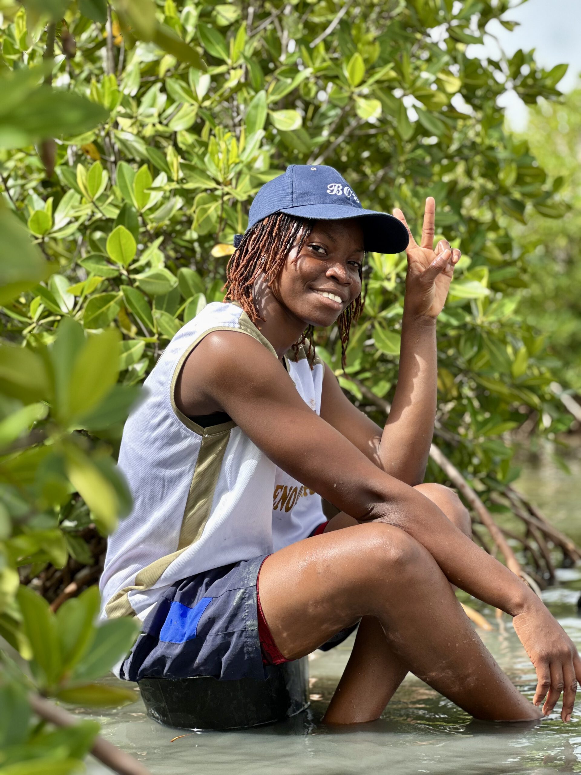 Jeune volontaire dans la mangrove