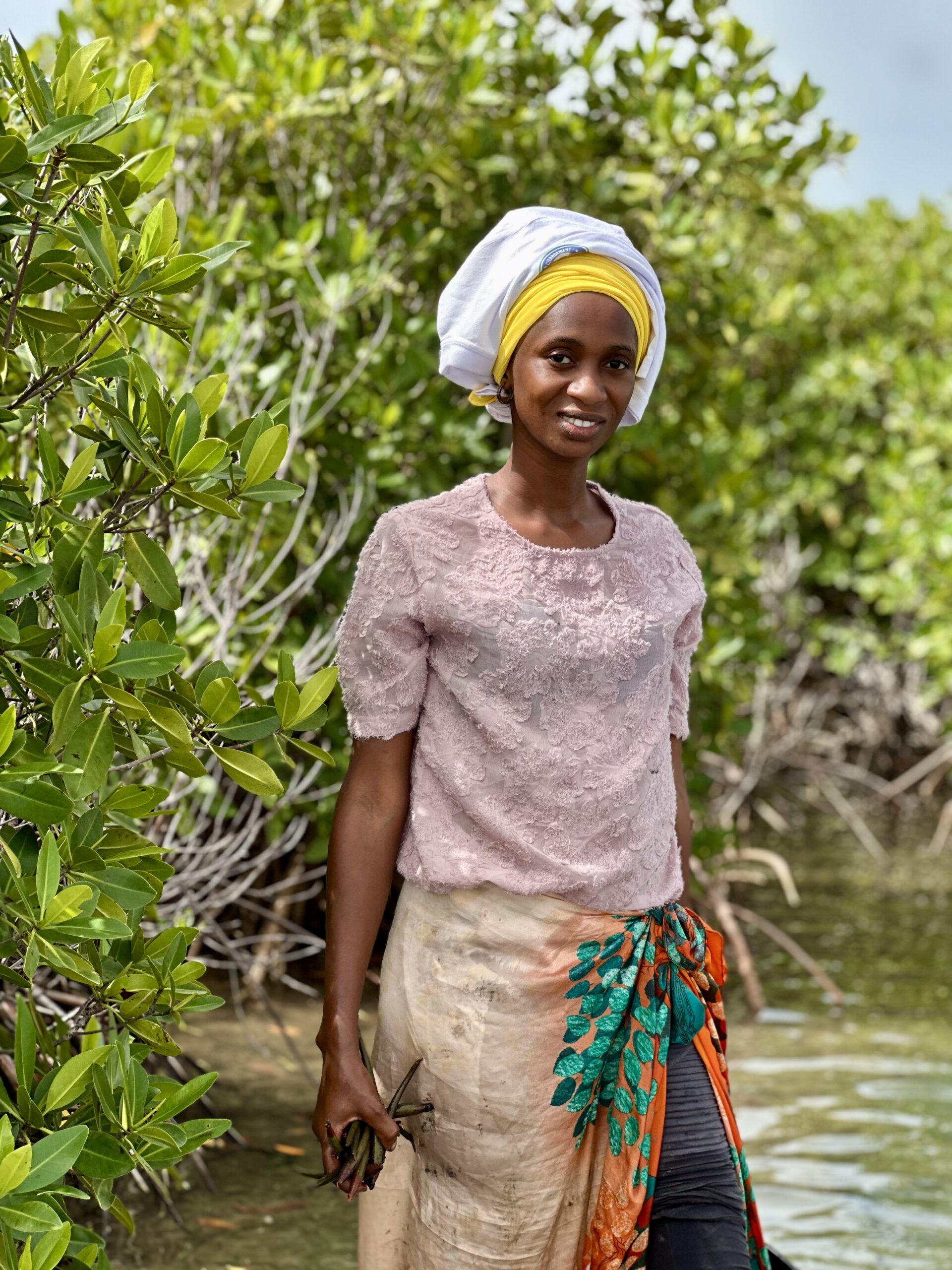 Femme participant à la restauration de la mangrove